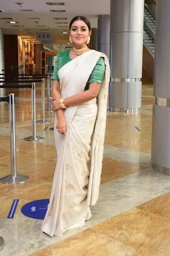 SOUTH INDIAN ACTRESS POORNA IMAGES IN WHITE SAREE 8